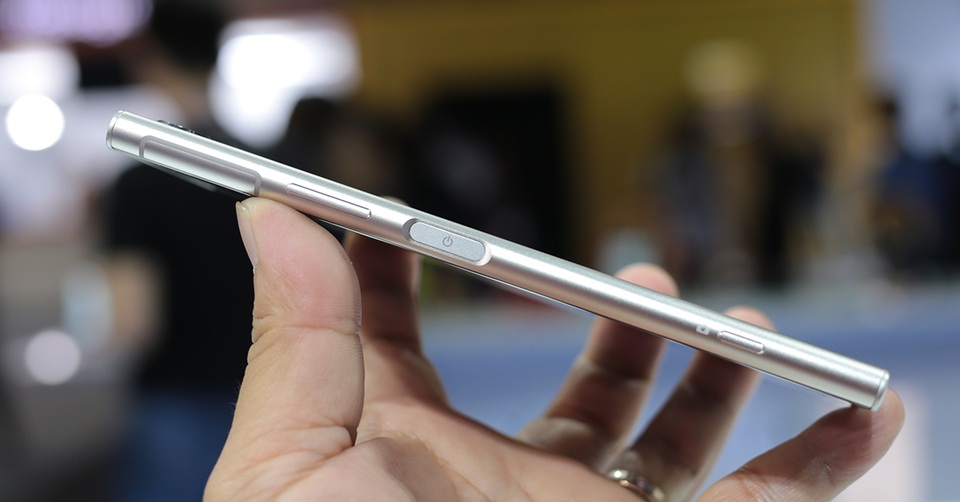 Cạnh phải của máy là nơi đặt các phím bấm chính, lần lượt là nút camera, nút nguồn và nút âm lượng. Nút nguồn trên Xperia XZ1 cũng tích hợp cảm biến vân tay 1 chạm.