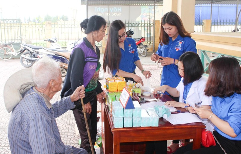 Hà Tĩnh: Sôi nổi hoạt động kỷ niệm 86 năm ngày thành lập Đoàn - 4
Các đoàn viên Thành đoàn Hà Tĩnh, CLB Thầy thuốc trẻ thành phố tổ chức khám, tư vấn, cấp phát thuốc miễn phí cho các đối tượng chính sách, người cao tuổi