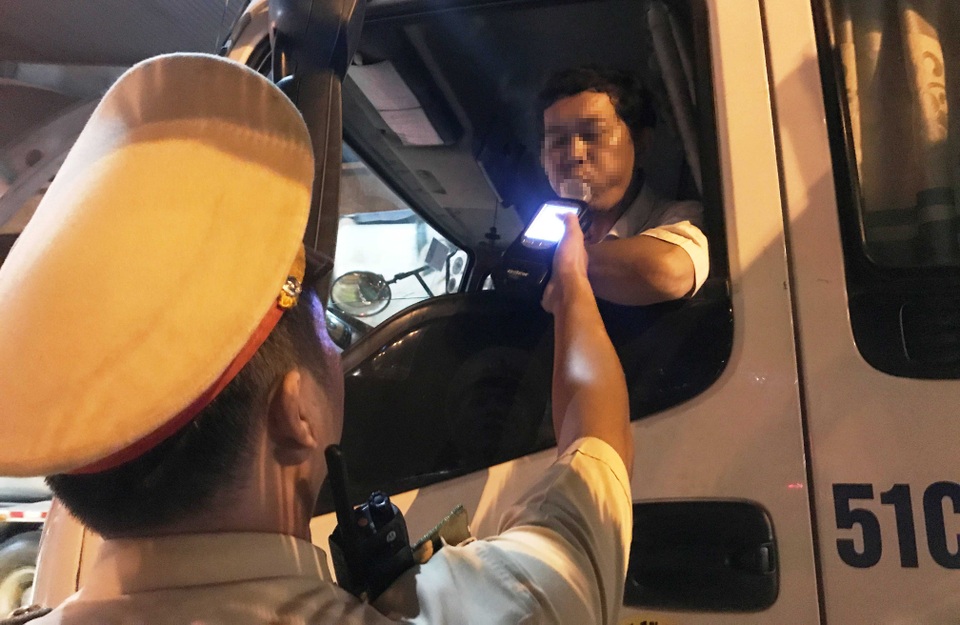 Chặn bắt nhiều tài xế say xỉn lái "hung thần" trên đường - 1