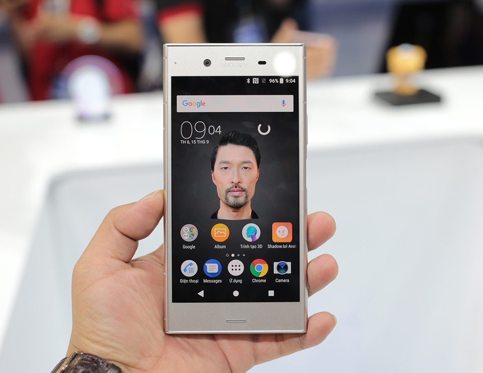 Mặt trước máy trang bị màn hình kích thước 5.2 inch đạt độ phân giải full HD 1920 x 1080 pixels. Màn hình này sử dụng công nghệ TRILUMINOS, kết hợp với X-Reality và đi cùng mặt kính Corning Gorilla Glass 5.