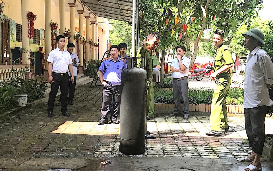 Bình gas trường mầm non bốc cháy, cả trăm học sinh phải sơ tán khẩn cấp - 2
Lực lượng công an huyện Nam Đàn, công an xã Kim Liên có mặt tại Trường Mầm non Hoàng Trù để điều tra nguyên nhân vụ cháy bình gas.