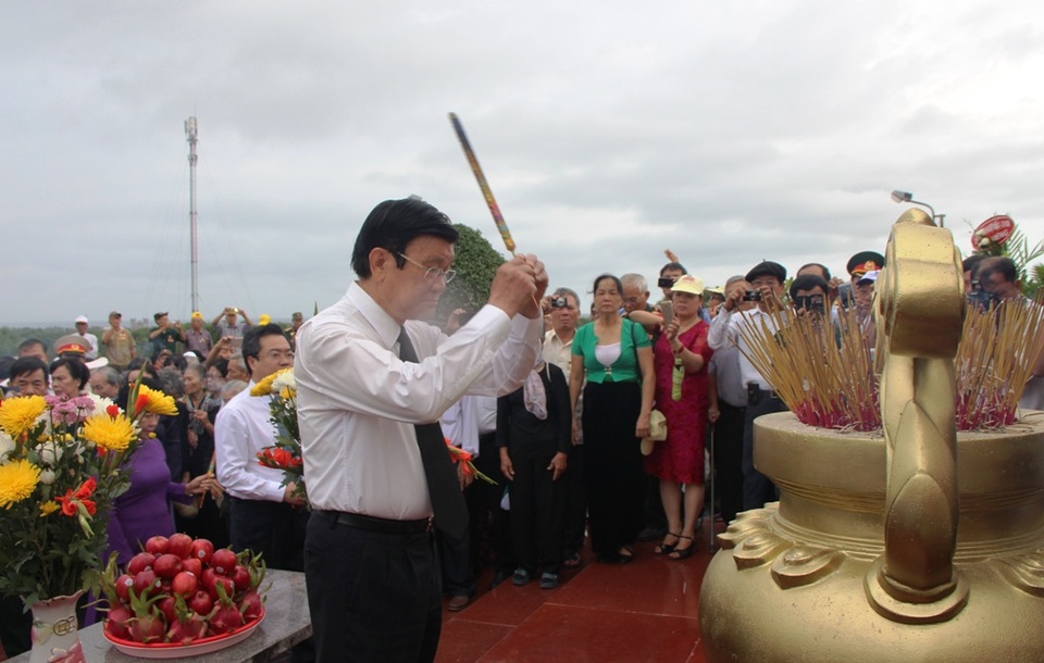 Nguyên chủ tịch nước Trương Tấn Sang cùng 1.200 cựu tù dự lễ giỗ tại nhà tù Phú Quốc - 2
Nguyên Chủ tịch nước Trương Tấn Sang thắp hương tưởng nhớ các chiến sĩ đã hi sinh