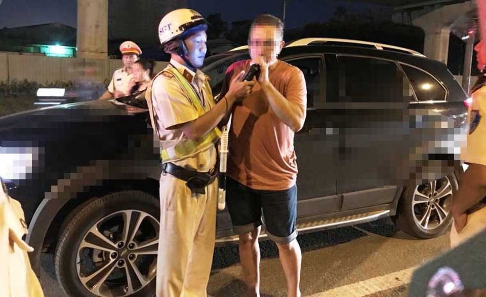Chỉ chưa đầy 1 tiếng đồng hồ, tổ công tác đã phát hiện hàng loạt trường hợp người điều khiển ô tô trong tình trạng say xỉn, trong đó có cả người vi phạm là người nước ngoài. ​