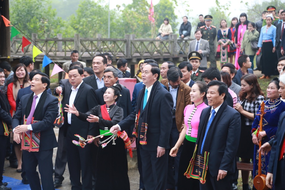 Chủ tịch nước tham gia trò chơi ném còn cầu may của bà con dân tộc Tây Bắc.