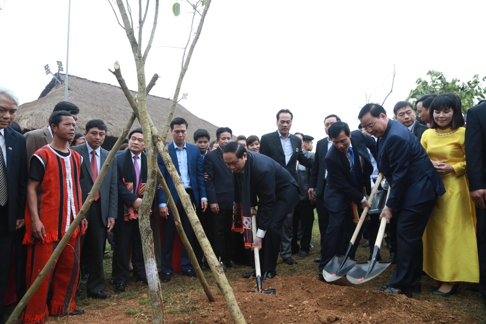 Chủ tịch nước Trần Đại Quang trồng cây lưu niệm tại Làng Văn hoá - Du lịch các dân tộc Việt Nam.