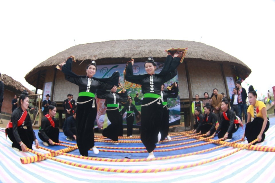 Tái hiện lại trò nhảy sạp của dân tộc Thái.