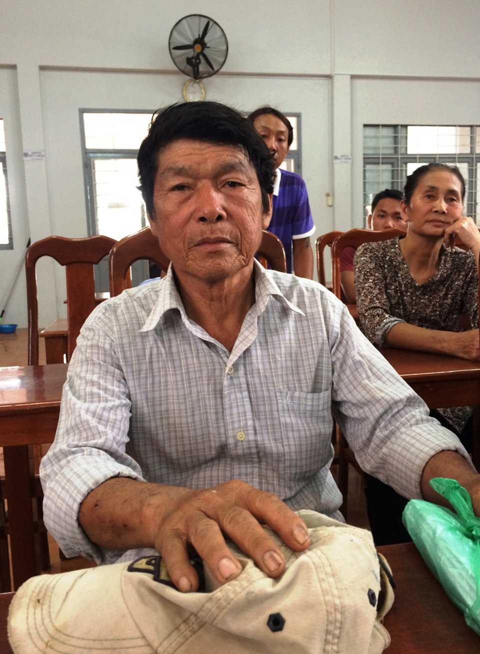 Tặng “nhà di động” cho 14 hộ dân mất nhà do sạt lở - 2 Ông Nguyễn Hùng Ban và nhiều bà con rất vui mừng khi nhận ngôi nhà di động của Hội chữ thập đỏ Việt Nam trao tặng trong lúc này