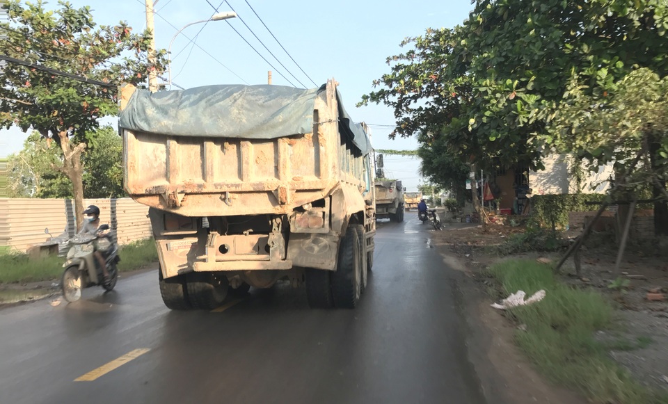 Đồng loạt các tài xế đã lên xe , nổ máy phóng với tốc độ kinh hoàng...