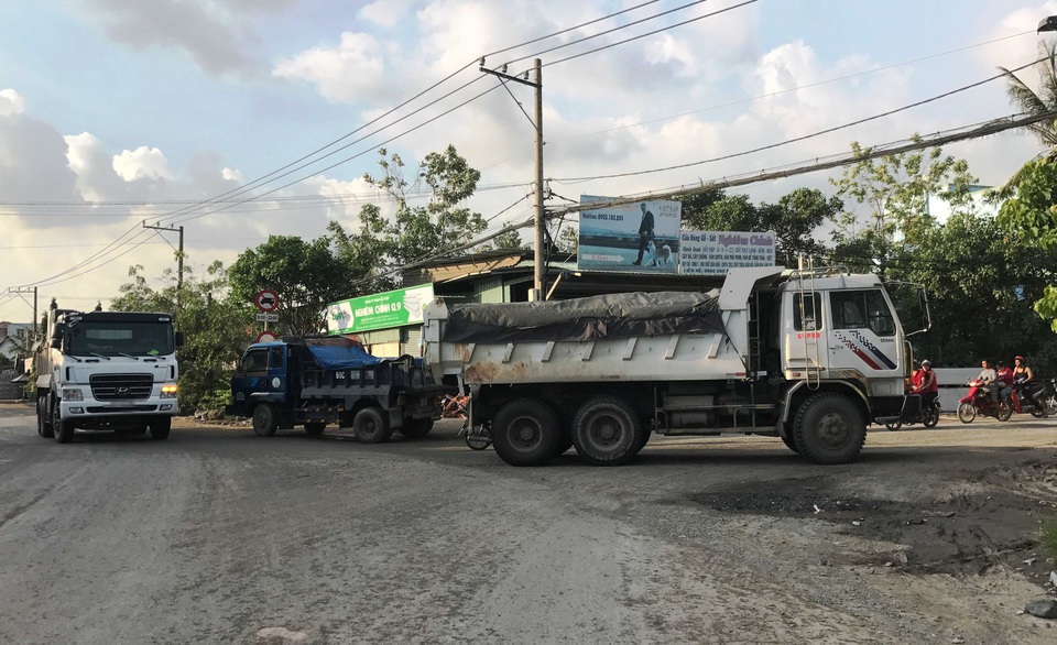 Nhiều người đi đường đã một phen hốt hoảng khi phát hiện cả đoàn xe “hung thần” ầm ầm lao đến, gây náo loạn tuyến đường.