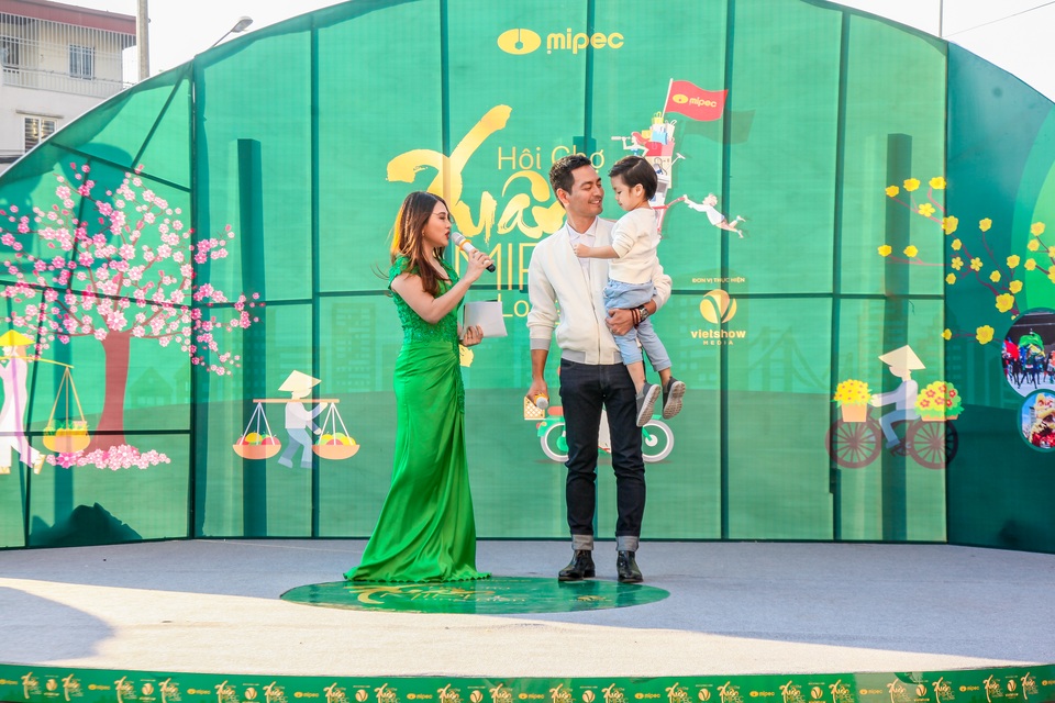 Hai bố con Phan Anh lạc giữa không gian Hội chợ xuân - 3 Hai bố con Phan Anh lạc giữa không gian Hội chợ xuân - 3