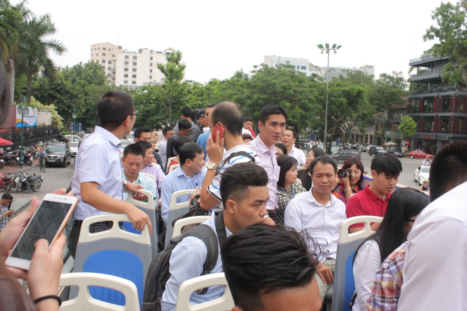 Xe buýt 2 tầng phục vụ Citytour: Cần tính trong điều kiện của Việt Nam - 4 Đông đảo người dân tham gia trải nghiệm ngắm Hà Nội từ trên cao