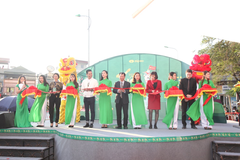 Hai bố con Phan Anh lạc giữa không gian Hội chợ xuân - 1 Hai bố con Phan Anh lạc giữa không gian Hội chợ xuân - 1