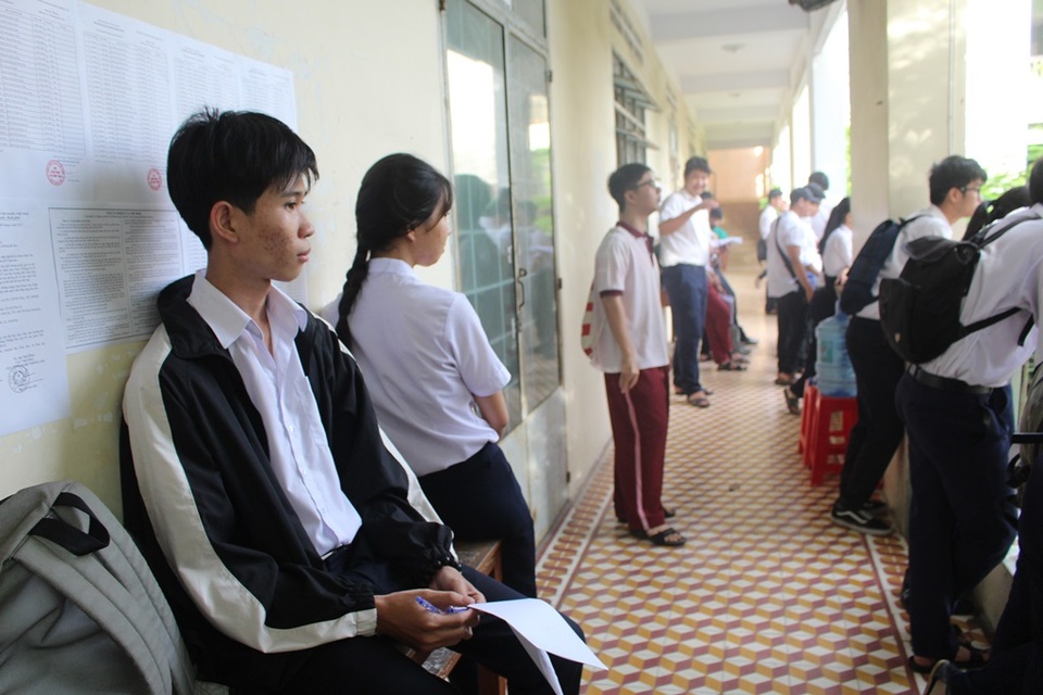 Chùm ảnh: Muôn vẻ tâm trạng thí sinh trước buổi thi đầu tiên - 6 Thí sinh dự thi THPT quốc gia 2017 tại trường THPT Chuyên Lê Quý Đôn (TP Nha Trang, Khánh Hòa) trước khi giám thị gọi vào phòng thi - (Ảnh: Viết Hảo)