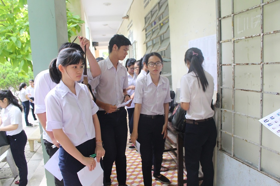 Chùm ảnh: Muôn vẻ tâm trạng thí sinh trước buổi thi đầu tiên - 7 Vẻ hồi hộp của thí sinh trước môn thi Ngữ Văn, sáng 22/6 - (Ảnh: Viết Hảo)