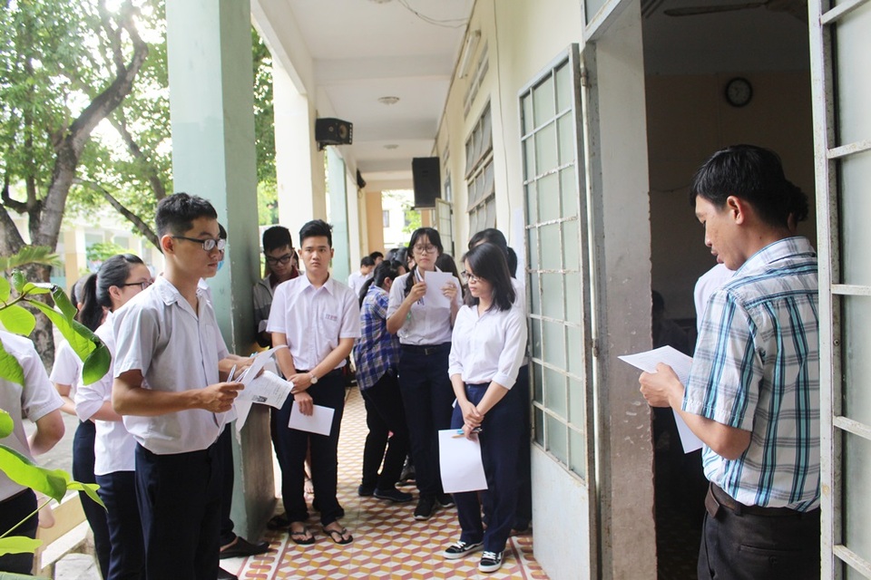 Chùm ảnh: Muôn vẻ tâm trạng thí sinh trước buổi thi đầu tiên - 8 Cán bộ coi thi gọi thí sinh vào phòng thi tại điểm thi trường THPT Chuyên Lê Quý Đôn, TP Nha Trang, Khánh Hòa - (Ảnh: Viết Hảo)