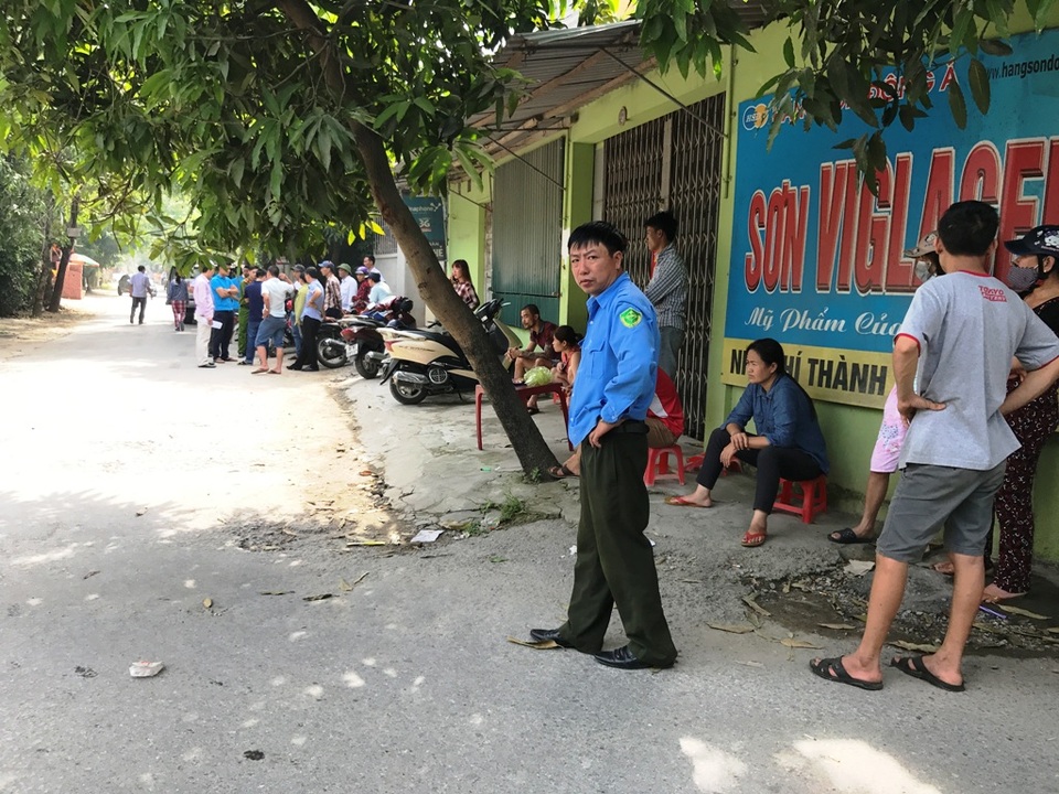 Rất đông người dân kéo đến xem.