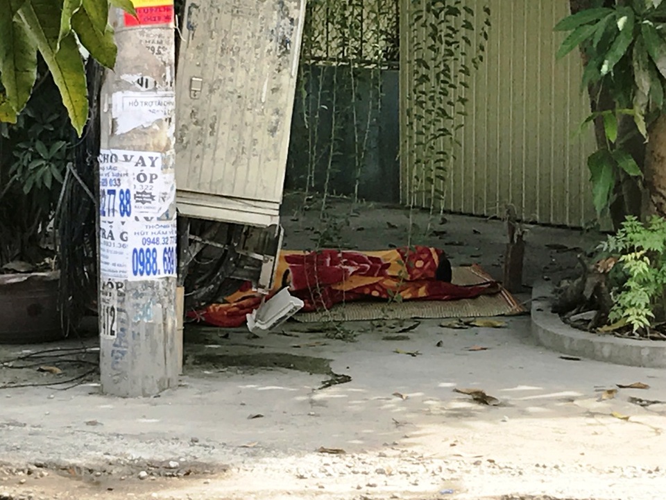 
Nam thanh niên chết được đặt tại hiện trường.
