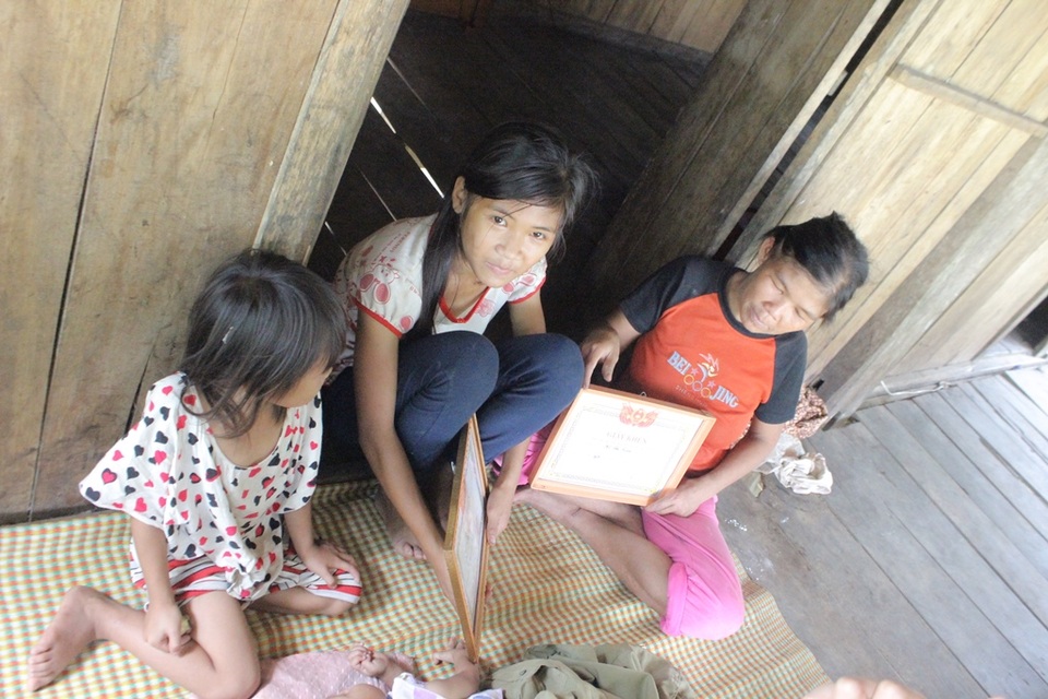 Nữ trưởng bản 8X đầu tiên của người Chứt - 2 Nhà bà Hồ Thị Lan có 6 người con. Nhờ được trưởng bản vận động, đã biết sử dụng biết pháp tránh thai để không sinh con ngoài ý muốn