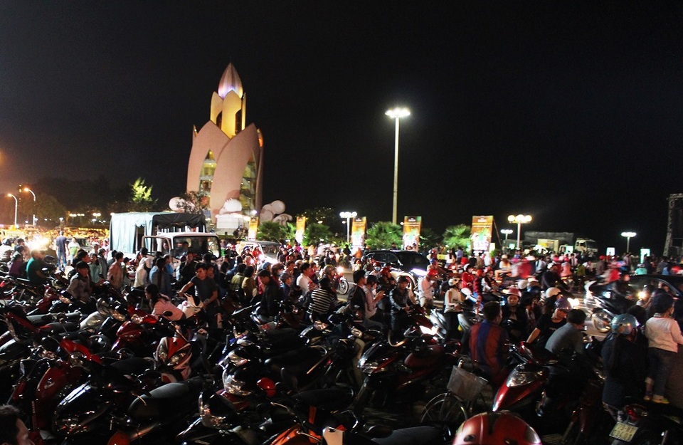 Hàng nghìn người dân phố biển đổ về bãi biển phía đông đường Trần Phú (TP Nha Trang) hân hoan đón năm mới 2017