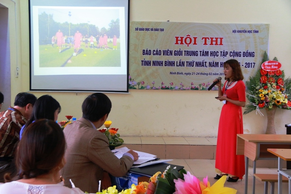 Ninh Bình: Sôi nổi hội thi báo cáo viên giỏi Trung tâm học tập cộng đồng - 1 Một báo cáo viên thực hiện phần thi báo cáo của mình tại hội thi.