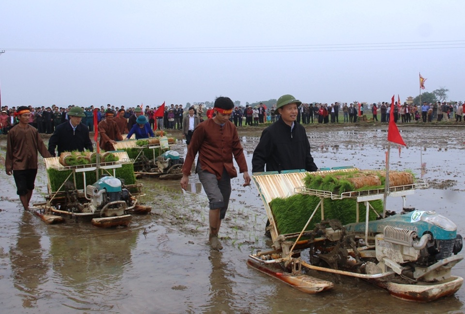 Thanh Hoá tổ chức lễ hội xuống đồng năm 2017 - 2 Ông Trịnh Văn Chiến - Bí thư Tỉnh ủy Thanh Hóa đi cấy cùng bà con nông dân