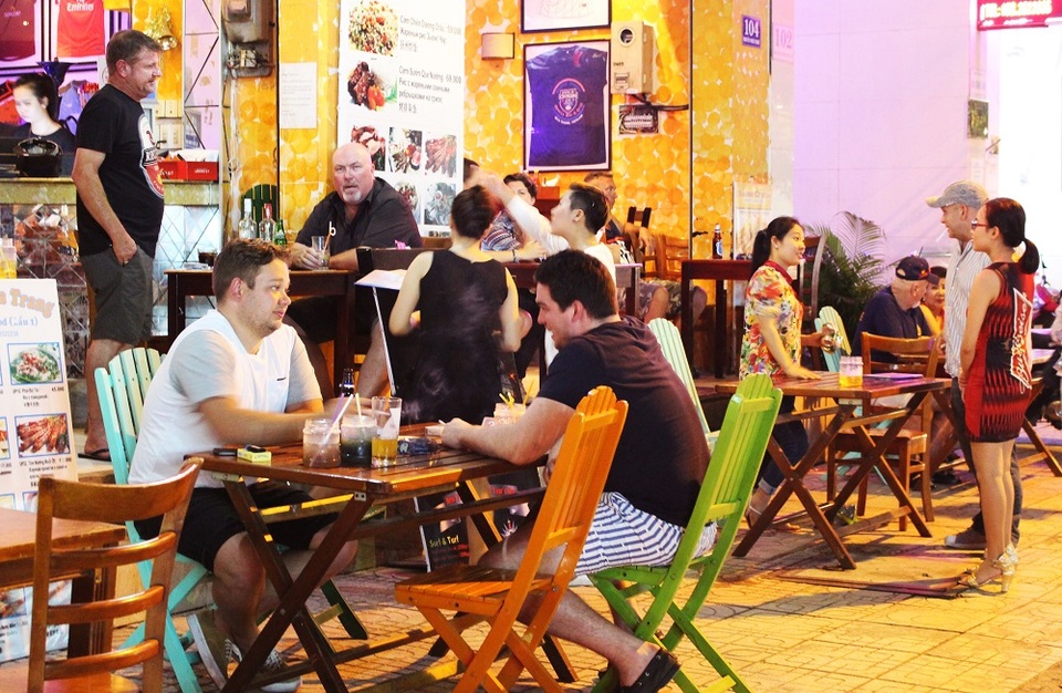 Du khách Nga trong một quán bar ở phố Tây Nha Trang trước thời khắc giao thừa đón năm mới 2017. Hiện nay, khách Nga đến Nha Trang tăng trưởng mạnh, chỉ đứng sau khách Trung Quốc