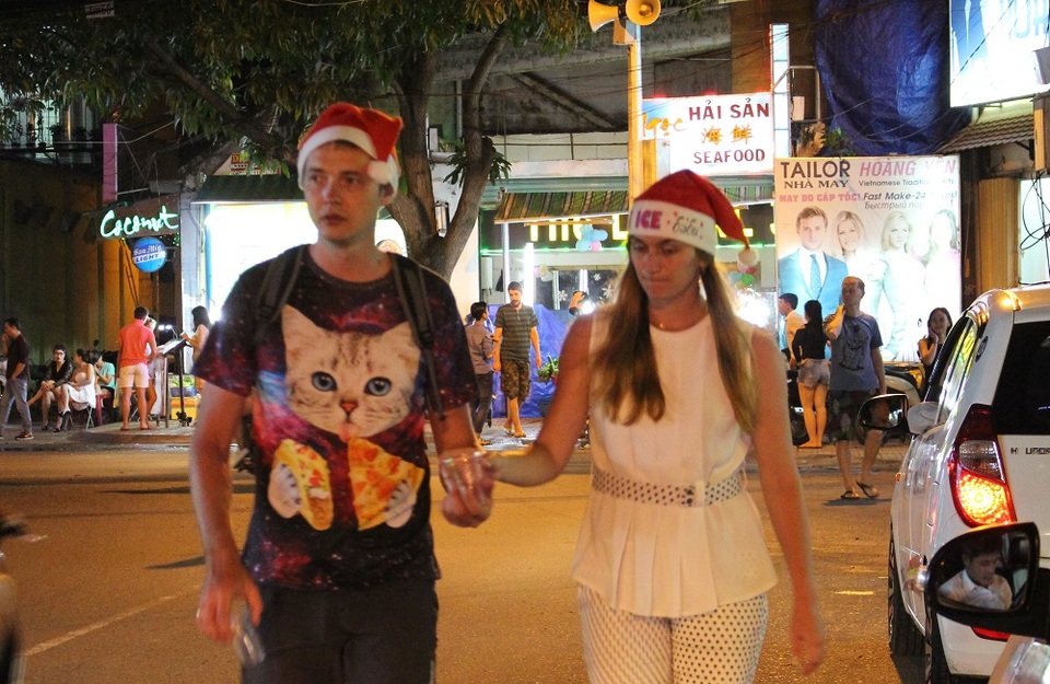 Một cặp đôi du khách nước ngoài hân hoan ra đường đón năm mới trong chuyến du lịch ở phố biển Nha Trang