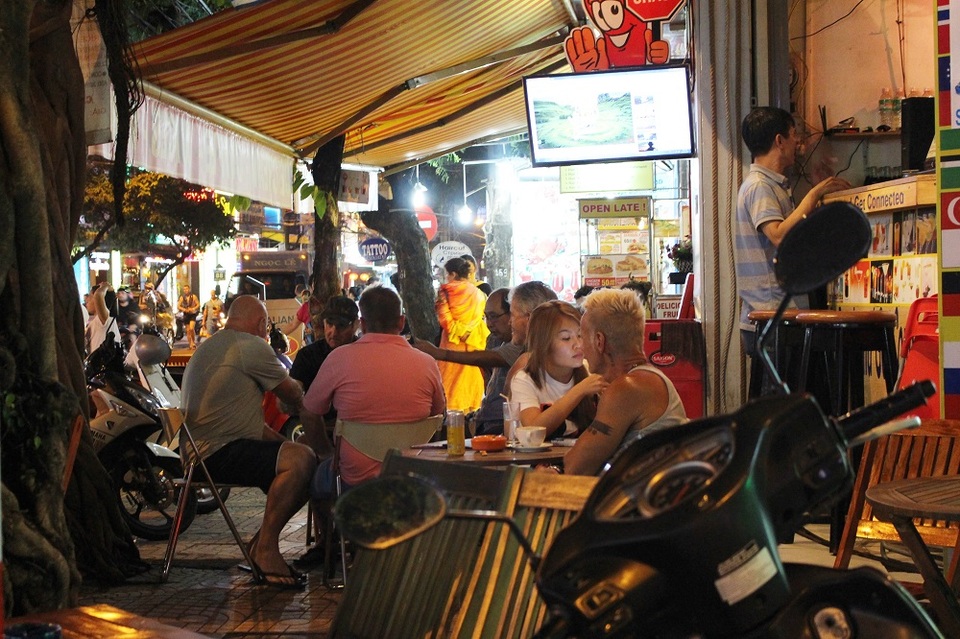Đêm 31/12, hầu như các các điểm dịch vụ ăn uống ở phố Tây Nha Trang tấp nập du khách. Một vỉa hè ít xe cộ ở ngã ba tuyến phố cũng là sự chọn của nhiều du khách quốc tế trong đêm đón năm mới