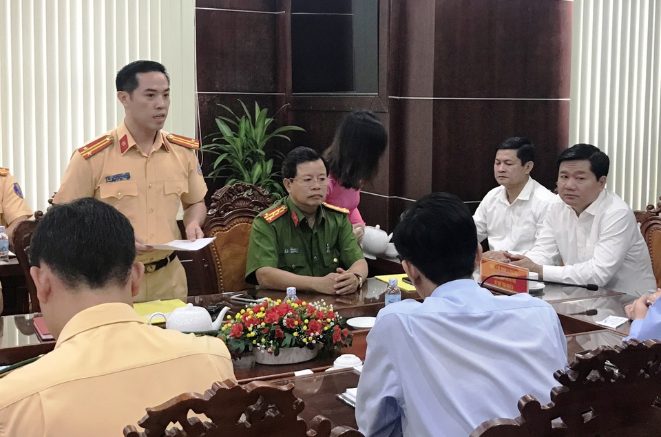 Lấy lại hình ảnh của cảnh sát giao thông trong mắt người dân - 2 Trung tá Huỳnh Trung Phong, Trưởng phòng PC67 báo cáo với Bí thư và các vị Lãnh đạo TPHCM về công tác đảm bảo TTATGT trong dịp Tết Đinh Dậu 2017