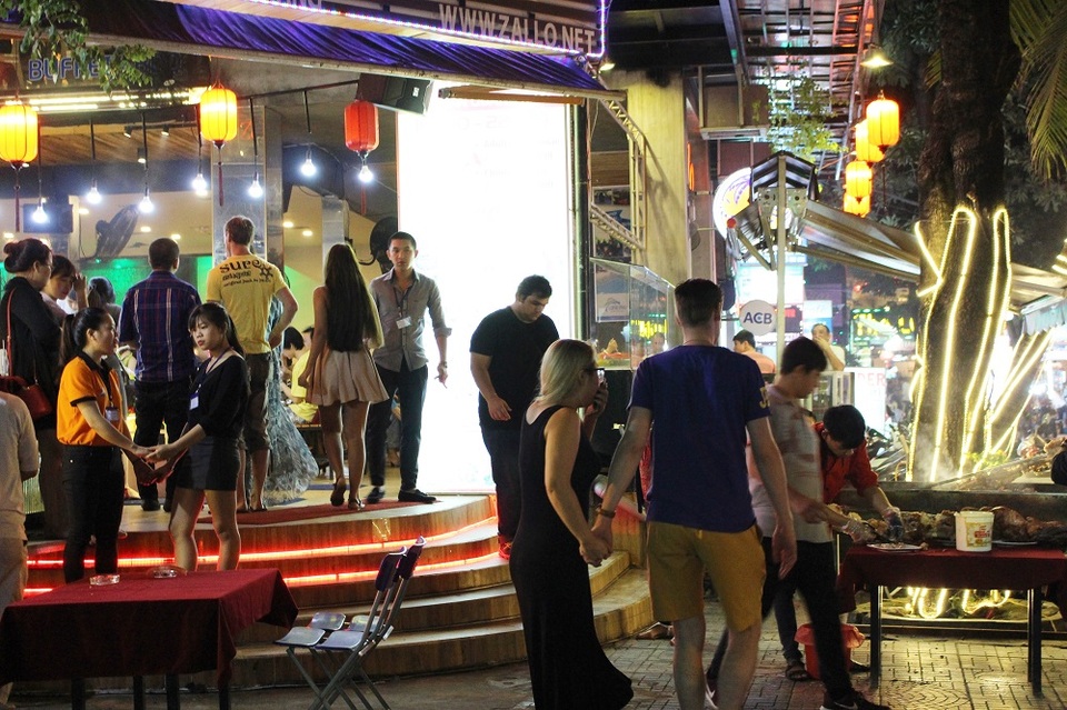 Phố Tây Nha Trang nhộn nhịp du khách trong đêm đón năm mới. Đa phần du khách đổ ra đường, các trung tâm giải trí hoặc tới các quầy bar, nhà hàng... để thư giản, đón năm mới 2017 bên người thân, bạn bè