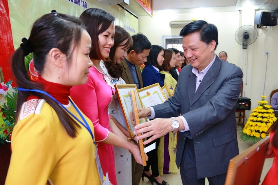 Ninh Bình: Sôi nổi hội thi báo cáo viên giỏi Trung tâm học tập cộng đồng - 2 Lãn đạo Sở GD&ĐT Ninh Bình, Hội khuyến học tặng bằng khen cho các báo cáo viên đạt thành tích trong hội thi