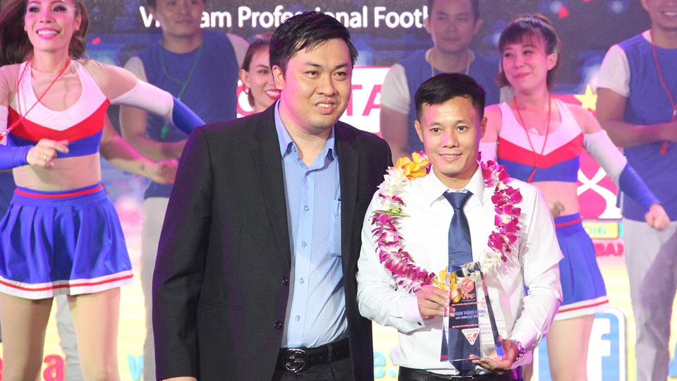 VPF tỏ ra cứng rắn sau tuyên bố bỏ V-League của Thanh Hoá - 1 
Tổng giám đốc VPF Cao Văn Chóng (trái) cho biết sẵn sàng xử lý theo quy chế, trong trường hợp đội Thanh Hoá bỏ giải V-League (ảnh: Trọng Vũ)