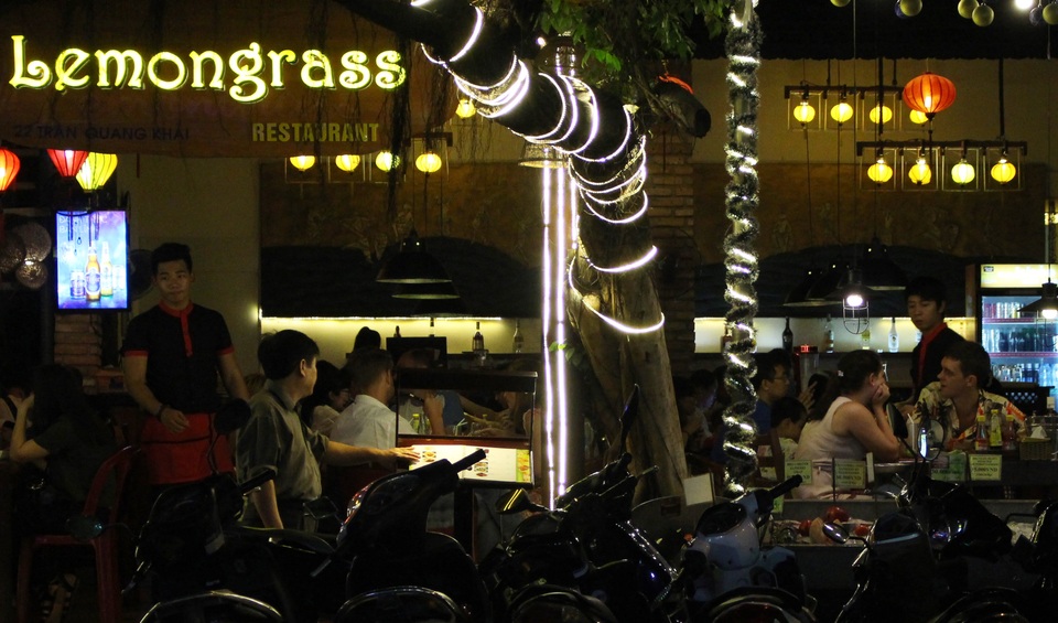 Một nhà hàng ở phố Tây Nha Trang nhộn nhịp khách Nga trong đêm cuối năm cũ, đón năm mới. Theo Sở Du lịch Khánh Hòa, trong 11 tháng năm 2016, khách Nga đến Nha Trang đạt hơn 231.000 lượt, tăng hơn 111% so với cùng kỳ