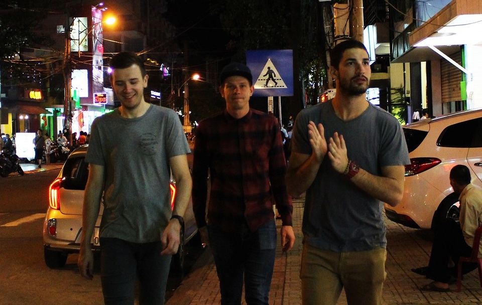 Du khách đổ ra đường, nhẹ nhàng dạo phố trong đêm đón năm mới. Với nhiều du khách, khoảnh khắc đón năm mới ở Nha Trang là một kỷ niệm khó quên