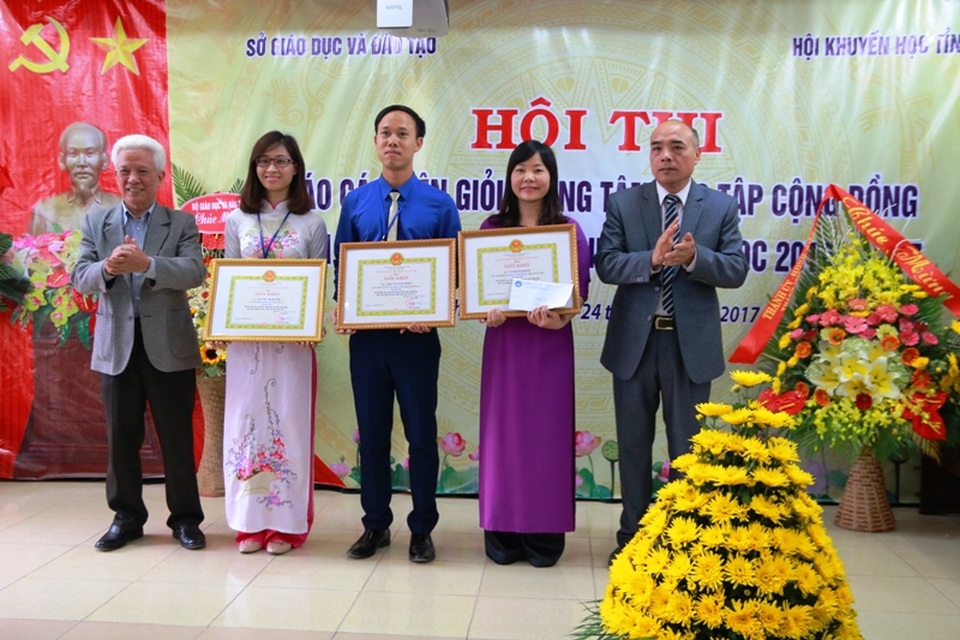 Ninh Bình: Sôi nổi hội thi báo cáo viên giỏi Trung tâm học tập cộng đồng - 3 3 báo cáo viên đạt giải Nhất được nhận quà và bằng khen.