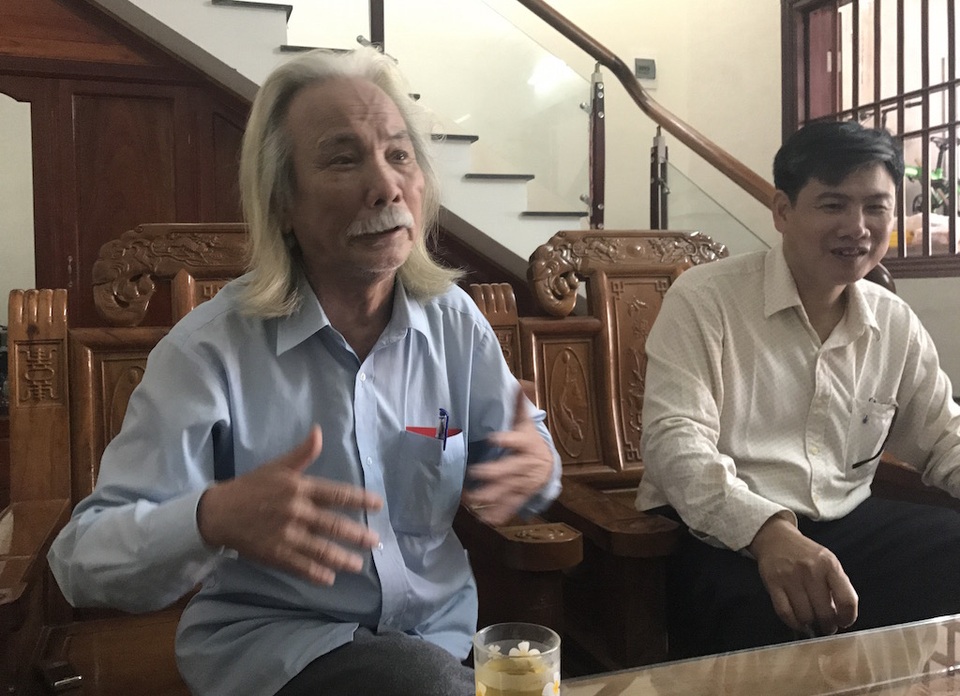 Bài 1: Cán bộ địa chính “phù phép” sửa hồ sơ cấp đất? - 3 Ông Nam nói: Sau khi bà Cúc có đơn xin cấp 831,9 m2 được thẩm định và công khai tại phường. Thửa đất này cũng là bố mẹ để lại cho vợ chồng bà Cúc nên chúng tôi không có ý kiến gì. Tuy nhiên, sau đó không hiểu vì lý do gì, cán bộ địa chính lại sửa hồ sơ là giấy tờ cấp cho bà Cúc diện tích 1376,4 m2 trong đó bao gồm cả thửa đất mà cha mẹ để lại cho hai chị em chúng tôi.