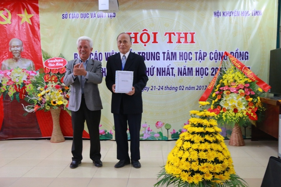 Ninh Bình: Sôi nổi hội thi báo cáo viên giỏi Trung tâm học tập cộng đồng - 4 Ông Lê Văn Toại, Chủ tịch Hội khuyến học Ninh Bình tặng quà cho ông Nguyễn Đức Dục, báo cáo viên cao tuổi nhất hội thi.