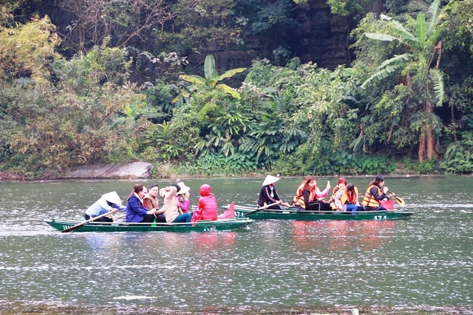 Du khách vẫn liều mình trên những chuyến đò du xuân ở Tràng An.