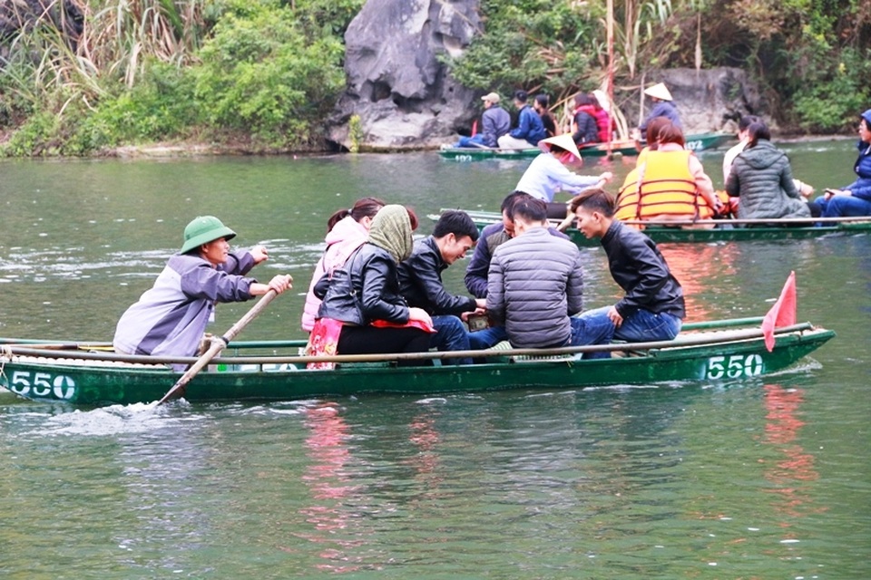 Theo quy định, mỗi thuyền chỉ được phép chở tối đa không quá 5 người lớn và 1 trẻ em. Tại bến thuyền luôn có 2 người của ban quản lý khu du lịch cầm loa hướng dẫn du khách lên thuyền đúng số lượng. Không hiểu sao những con đò nguy hiểm như thế này vẫn được vô tư xuất bến.