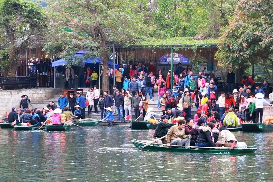 Tuy nhiên, chỉ được thời gian đầu bến đò này thực hiện đúng quy định. Sau đó, tình trạng khách không mặc áo phao, đò chở quá số người vẫn tiếp diễn gây nguy hiểm cho du khách trên chuyến hành trình tham qua di sản Tràng An.