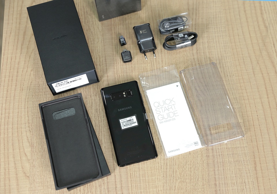 Đập hộp Galaxy Note8 chính hãng đầu tiên tại Việt Nam - 3 Bên trong hộp, máy đi kèm đi kèm sạc nhanh, cáp USB Type-C, đầu bút thay cho S Pen, nắp lưng nhựa, tai nghe và bộ đôi cổng USB Connector, gồm: một cổng tích hợp đầu USB Type C và micro USB, nhằm mục đích truyền dữ liệu từ thiết bị Android cũ đến Galaxy Note8; và một cổng USB và USB Type C, cho phép truyền dữ liệu từ thiết bị khác như iPhone của Apple.