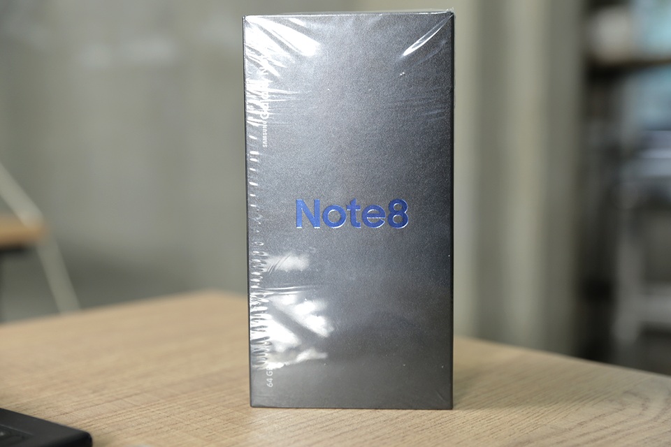 Đập hộp Galaxy Note8 chính hãng đầu tiên tại Việt Nam - 1
Hộp đựng Galaxy Note8 không có sự khác biệt so với các phiên bản ở các thị trường khác với tông màu đen chủ đạo, và dòng chữ Note8 được in ở vị trí trung tâm.