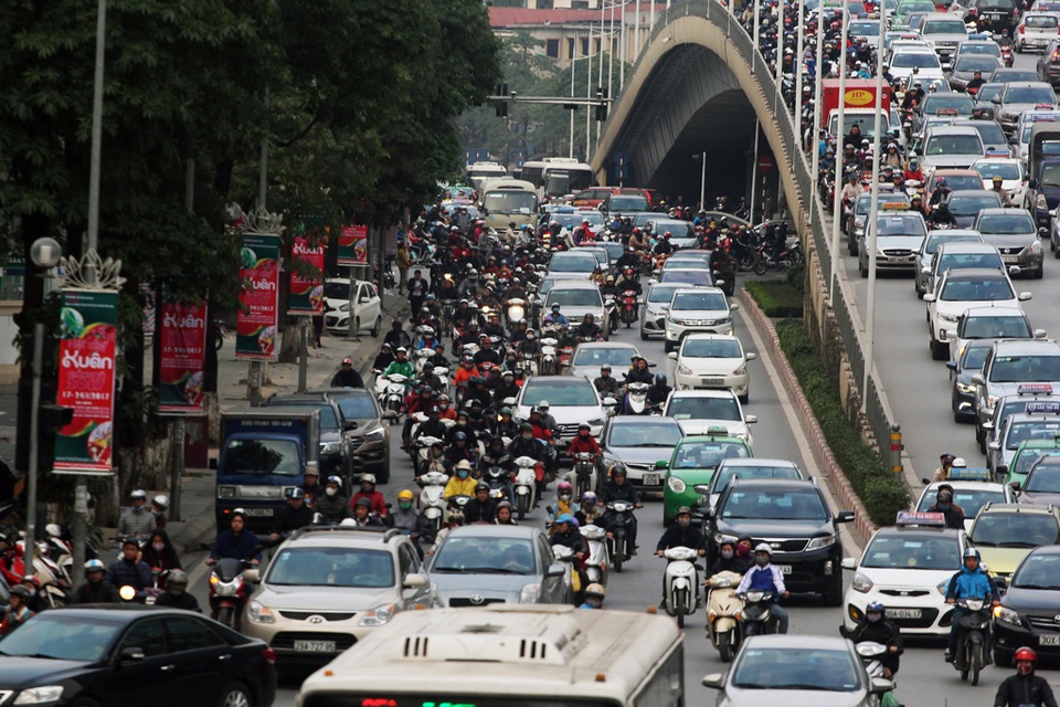 Cận Tết, giao thông khắp Hà Nội “căng như dây đàn” - 3 Cận Tết, giao thông khắp Hà Nội “căng như dây đàn” - 3