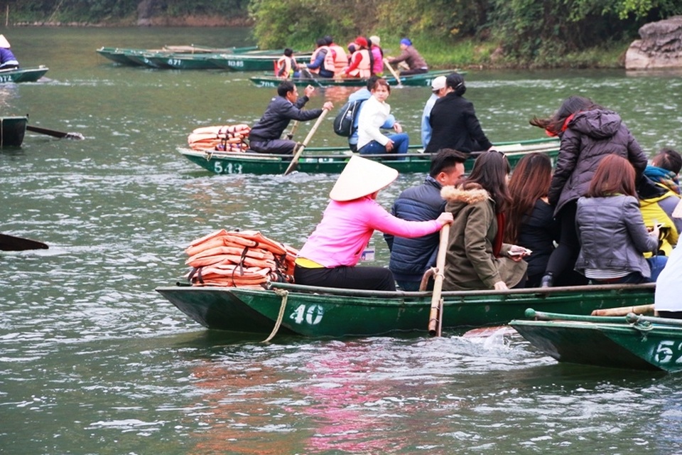Những chiếc áo phao được trang bị nhưng người lái đò không phát cho du khách mặc mà để... đối phó.