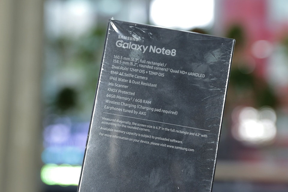 Đập hộp Galaxy Note8 chính hãng đầu tiên tại Việt Nam - 2 Mặt sau của vỏ hộp vẫn là các thông tin sản phẩm và đây là phiên bản màu đen. Samsung Vina trước đó cho biết, phiên bản Note8 bán ở giai đoạn đầu chỉ có 2 màu sắc là đen và vàng.