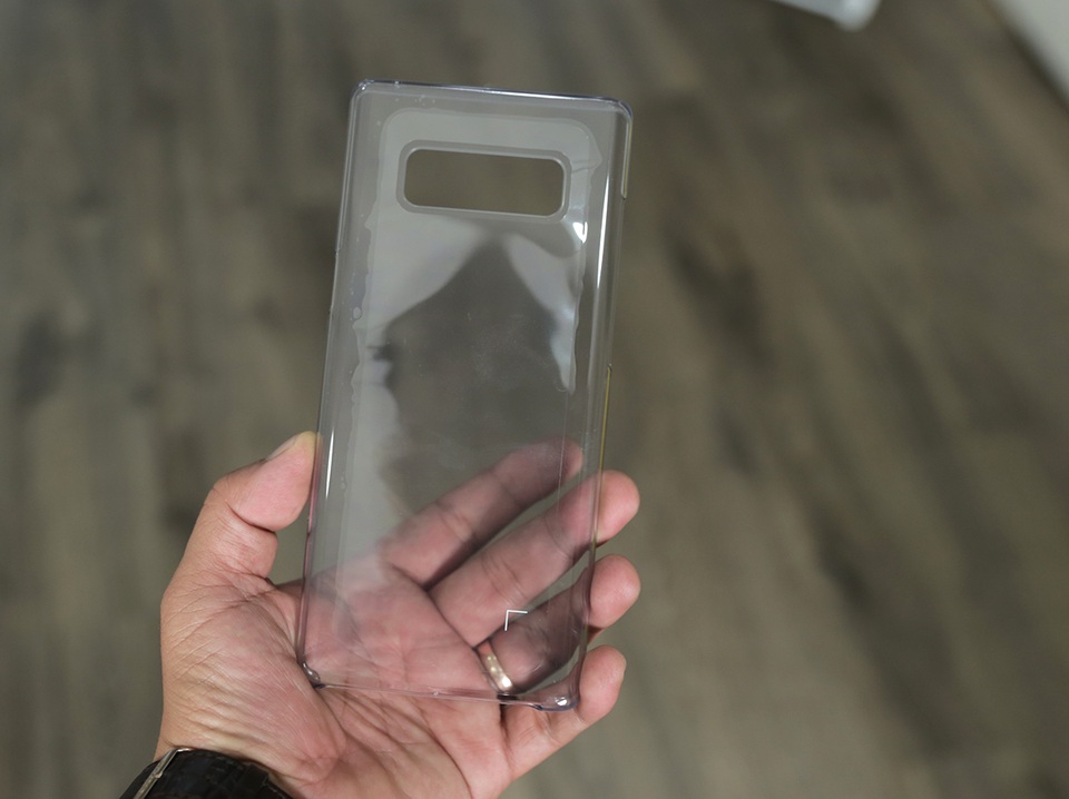 Đập hộp Galaxy Note8 chính hãng đầu tiên tại Việt Nam - 4
Khác với các phiên bản trước đây, người mua Note8 sẽ có thêm nắp lưng nhựa, giúp bảo vệ thiết bị tránh trầy sướt khi sử dụng.