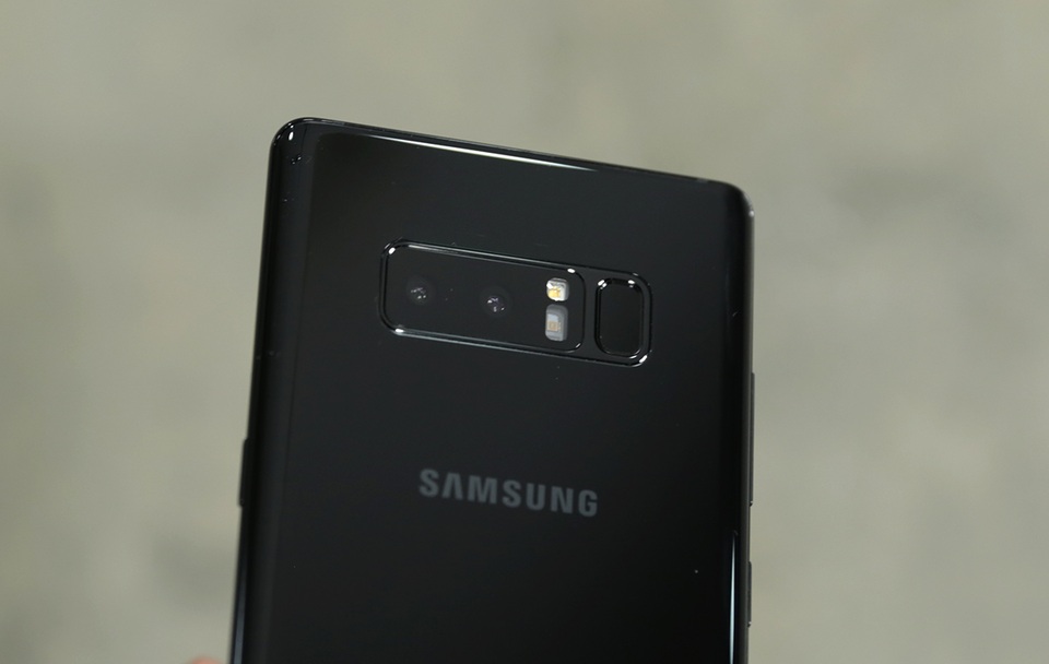 Đập hộp Galaxy Note8 chính hãng đầu tiên tại Việt Nam - 8 Phía trên là hệ thống camera kép 12 MP tích hợp chống rung quang học (OIS) trên cả ống kính góc rộng và ống kính tele.