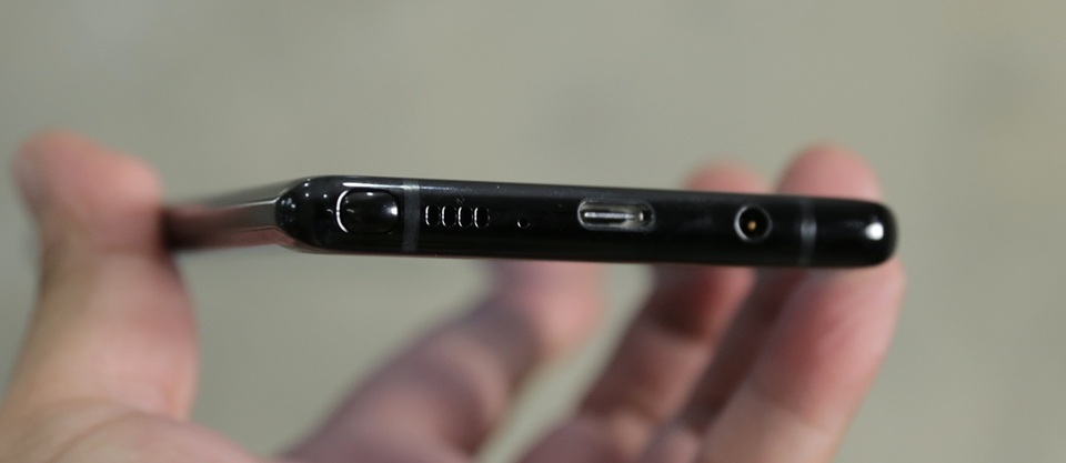 Đập hộp Galaxy Note8 chính hãng đầu tiên tại Việt Nam - 11 Về thiết kế, máy mang trong mình hình dáng mạnh mẽ của dòng Note. Các góc bo mạnh mẽ và lối thiết kế đặt phím không có khác nhiều so với Galaxy S8 gần đây.