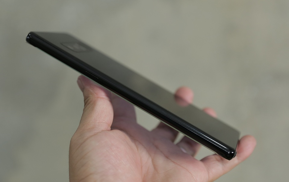 Đập hộp Galaxy Note8 chính hãng đầu tiên tại Việt Nam - 12 Galaxy Note8 sử dụng cổng kết nối USB Type-C, hỗ trợ kháng nước IP68.