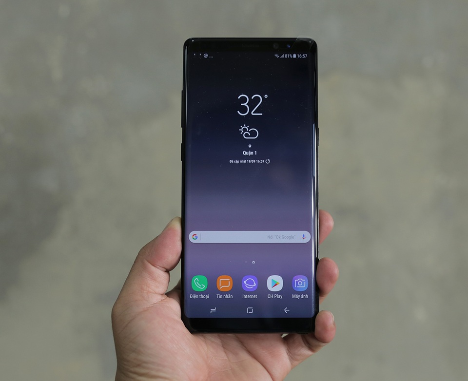 Đập hộp Galaxy Note8 chính hãng đầu tiên tại Việt Nam - 5 Về sản phẩm, Note8 đã có sự thay đổi lớn trong thiết kế khi được trang bị màn hình kích cỡ 6,3 inch đạt độ phân giải 3K. Màn hình này sử dụng công nghệ Infinity Display, giúp cho kích thước nhỏ gọn hơn thế hệ trước mà vẫn đảm bảo khả năng trải nghiệm màn hình lớn.